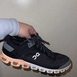 On Cloud Flow Women’s Runners- 10.5. great condition- only worn a few times!